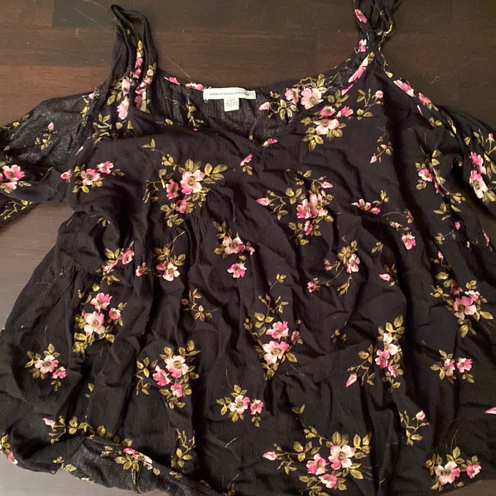 AMERICAN EAGLE flowy floral top w shoulder cutouts